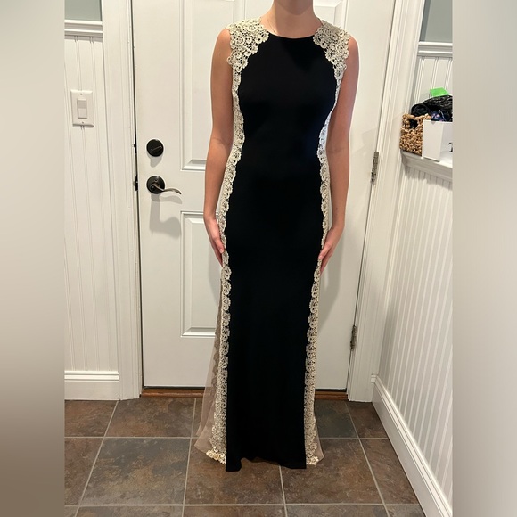 Gorgeous black tie gown, black and gold, size 6, worn once - Picture 5 of 7